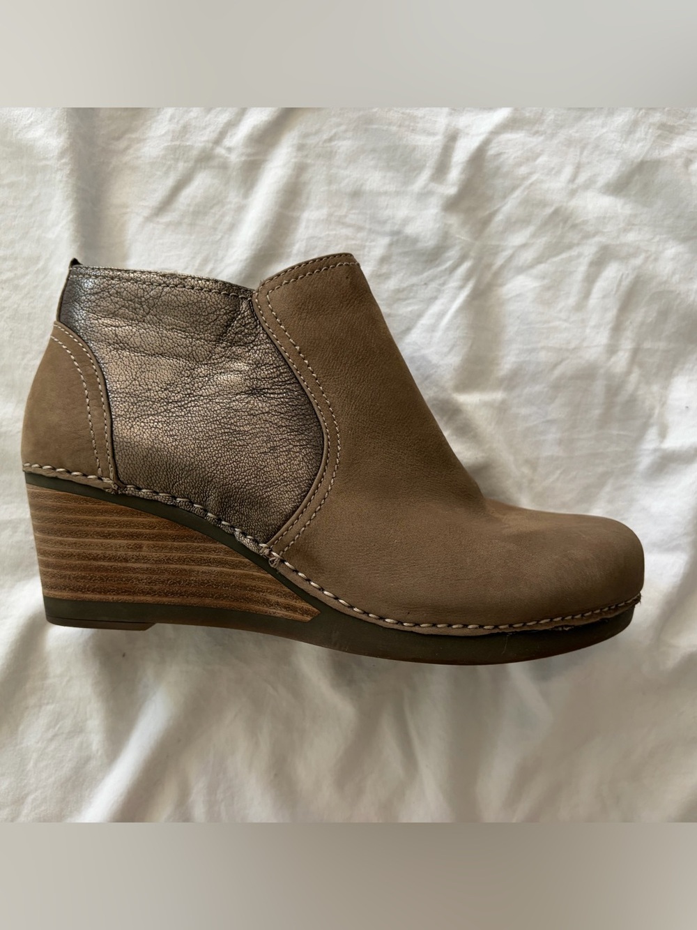 Dansko Shirley Taupe Leather & Metallic Ankle Wedge Bootie 2.5” Heel Sz 39